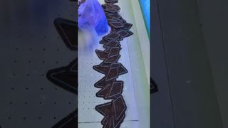 50.000 pezzi al giorno! Macchina per marcare scarpe che sostituisce 6 lavoratori