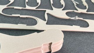 Adesivo hot melt per intersuole e materiali superiori in Kevlar – Lavorazione multi-materiale