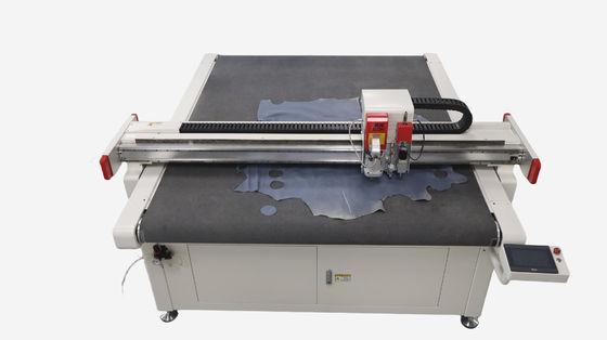 Buon prezzo Macchina automatica di taglio del divano 220V - 380V Macchina CNC a coltello in linea
