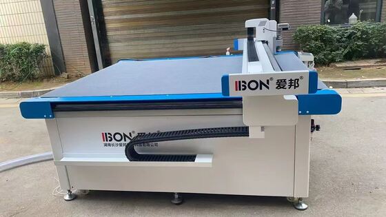 Buon prezzo Macchina per il taglio del cuoio del sedile dell'auto Soluzione di taglio CNC ad alta precisione per interni di automobili in linea