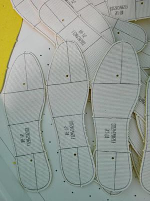 Macchina per la marcatura di scarpe a controllo computerizzato ad alta precisione con area di lavoro di 1200 x 900 mm per tomaia e tomaia della scarpa