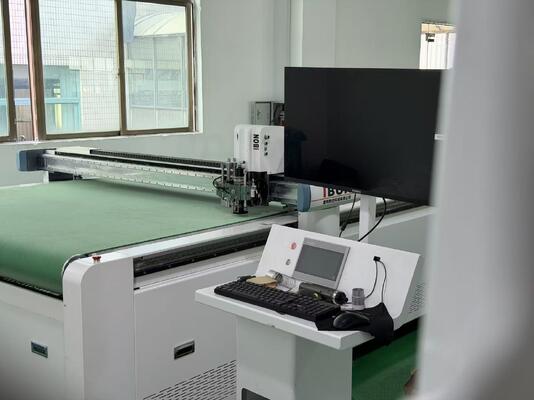 Buon prezzo Macchina per il taglio di scatole ondulate CNC con utensili per il taglio e la piegatura con coltello. in linea